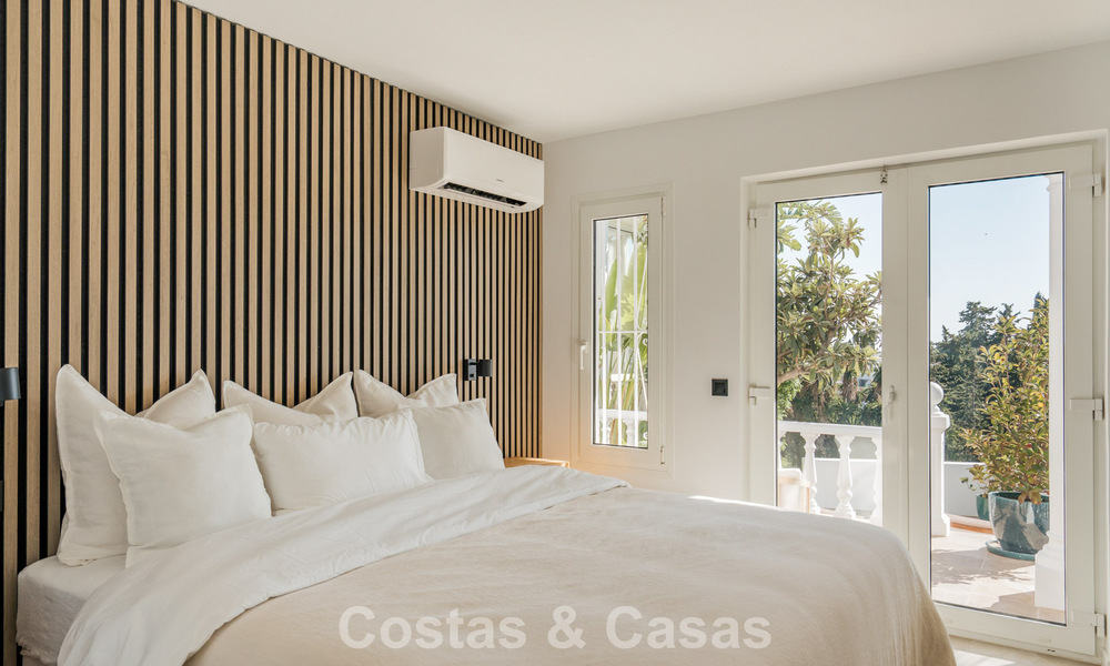 Eigentijds gerenoveerd rijhuis met golf- en zeezicht te koop op de New Golden Mile, Marbella - Estepona 804929