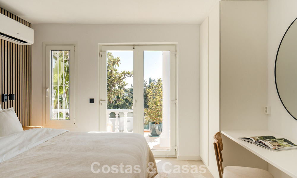 Eigentijds gerenoveerd rijhuis met golf- en zeezicht te koop op de New Golden Mile, Marbella - Estepona 804930