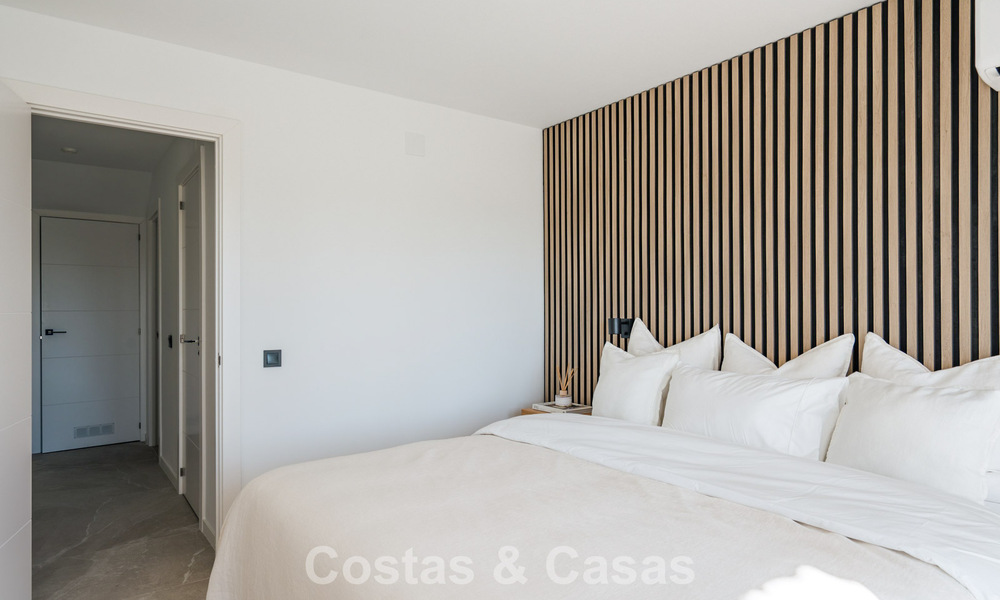 Eigentijds gerenoveerd rijhuis met golf- en zeezicht te koop op de New Golden Mile, Marbella - Estepona 804933