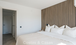 Eigentijds gerenoveerd rijhuis met golf- en zeezicht te koop op de New Golden Mile, Marbella - Estepona 804933 