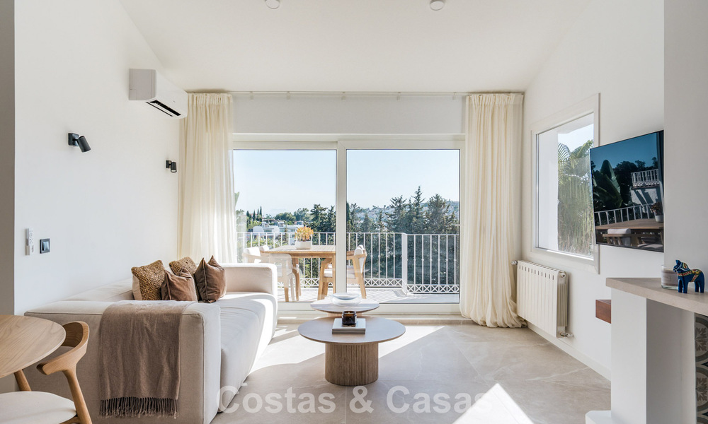 Eigentijds gerenoveerd rijhuis met golf- en zeezicht te koop op de New Golden Mile, Marbella - Estepona 804939