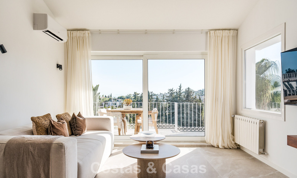 Eigentijds gerenoveerd rijhuis met golf- en zeezicht te koop op de New Golden Mile, Marbella - Estepona 804943