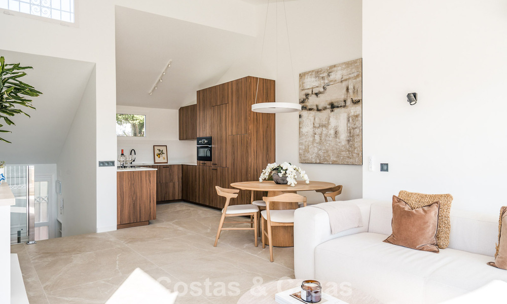 Eigentijds gerenoveerd rijhuis met golf- en zeezicht te koop op de New Golden Mile, Marbella - Estepona 804944