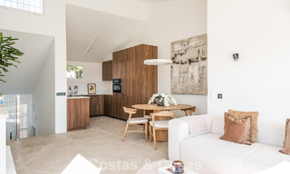 Eigentijds gerenoveerd rijhuis met golf- en zeezicht te koop op de New Golden Mile, Marbella - Estepona 804944 