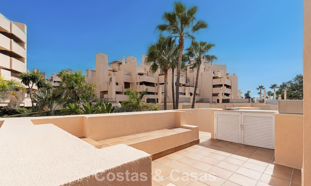 Modern penthouse te koop in een eerstelijnsstrandcomplex aan de New Golden Mile tussen Marbella en Estepona 805405