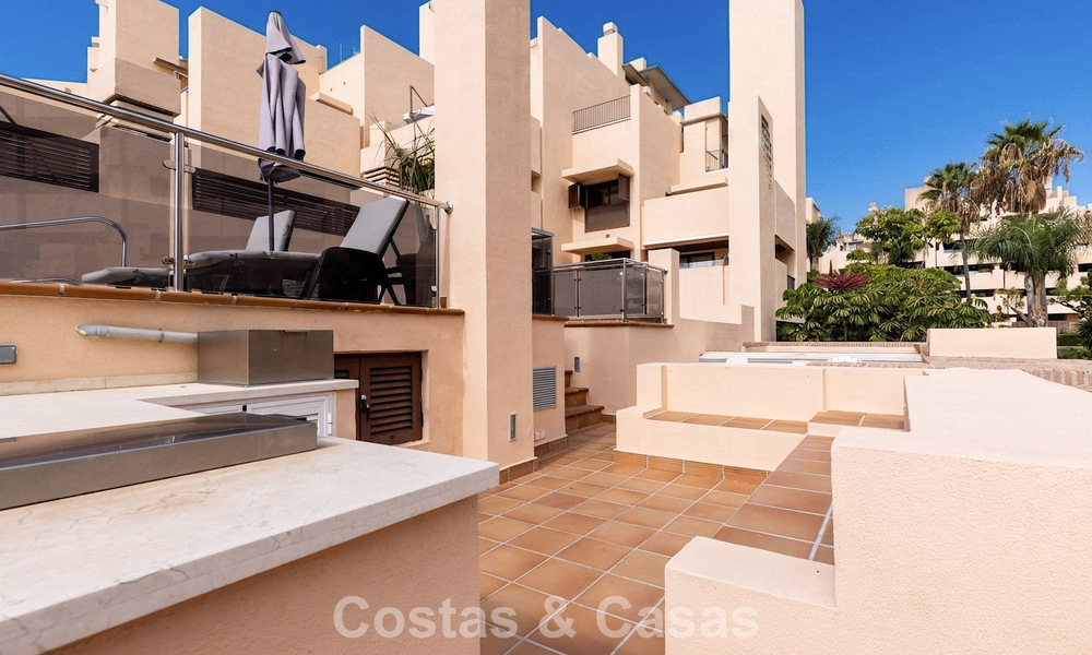Modern penthouse te koop in een eerstelijnsstrandcomplex aan de New Golden Mile tussen Marbella en Estepona 805410