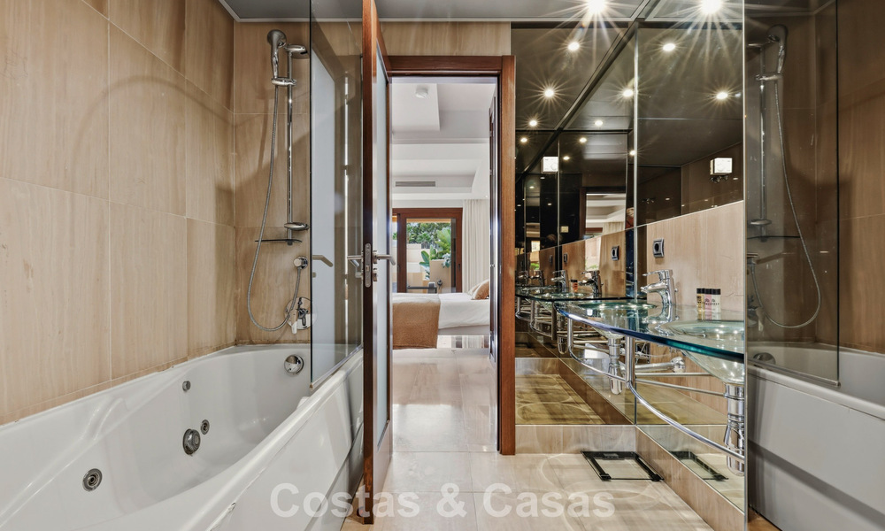 Modern penthouse te koop in een eerstelijnsstrandcomplex aan de New Golden Mile tussen Marbella en Estepona 805418