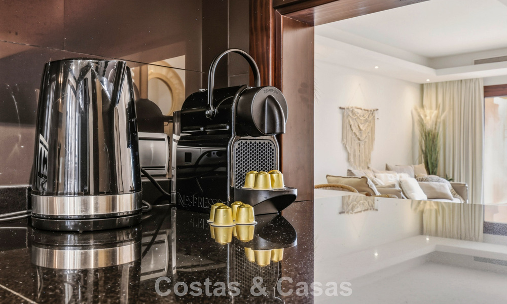 Modern penthouse te koop in een eerstelijnsstrandcomplex aan de New Golden Mile tussen Marbella en Estepona 805431