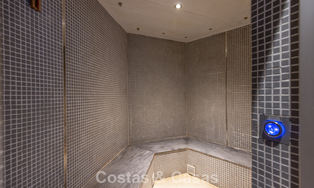 Modern penthouse te koop in een eerstelijnsstrandcomplex aan de New Golden Mile tussen Marbella en Estepona 805477