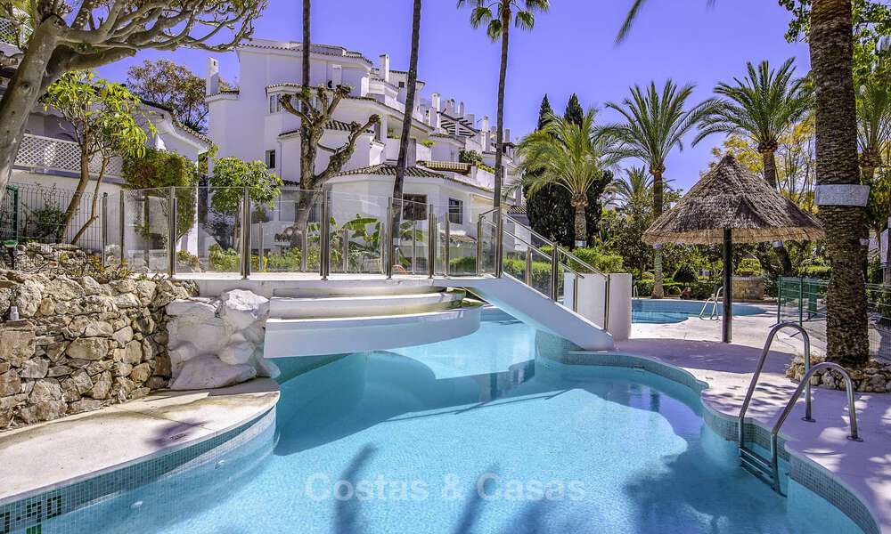 Appartementen te koop in een eerstelijns strandcomplex in Elviria, Oost-Marbella 805159
