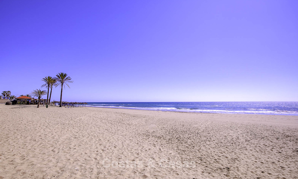 Appartementen te koop in “Golden Beach” een eerstelijns strandcomplex in Elviria, Oost-Marbella 805279
