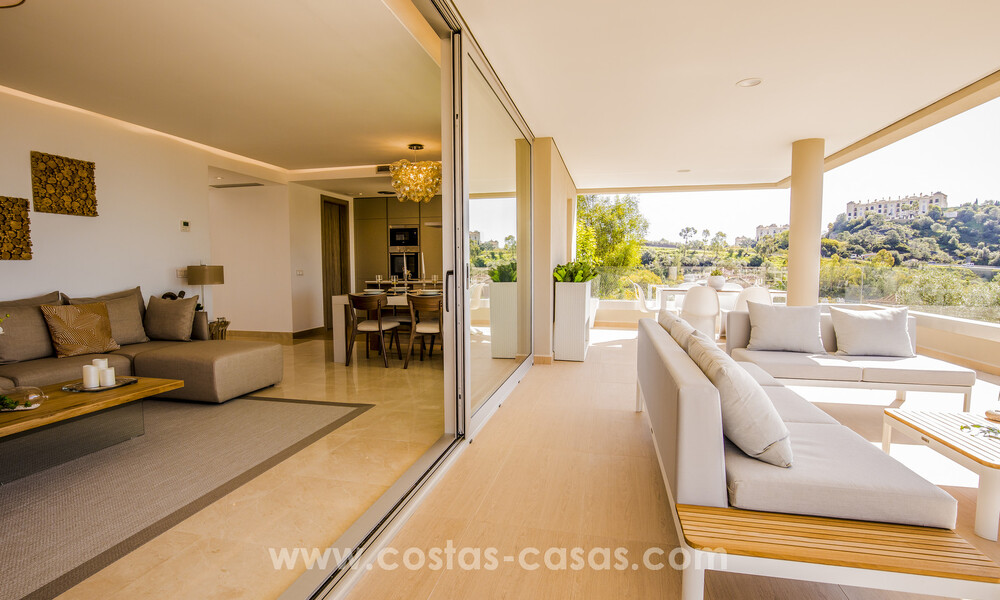Moderne luxe appartementen te koop met zeezicht in Botanic, een beveiligde urbanisatie in Benahavis - Marbella 805483