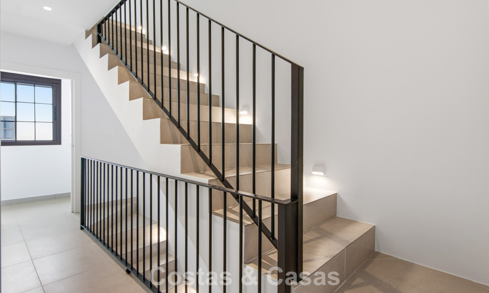5 exclusieve geschakelde woningen te koop in het charmant oud-centrum van Estepona 805616