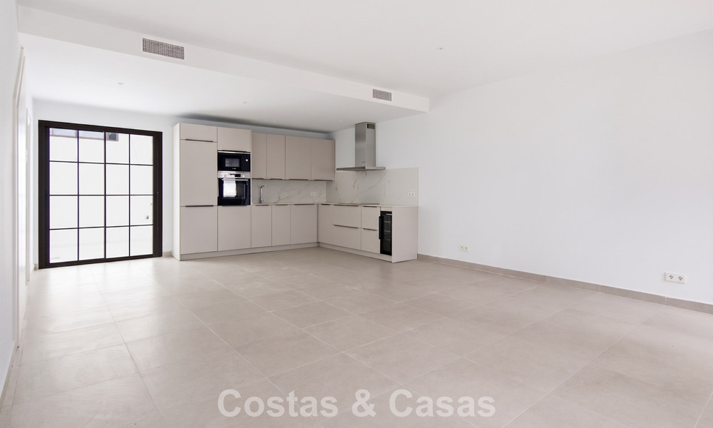 5 exclusieve geschakelde woningen te koop in het charmant oud-centrum van Estepona 805621