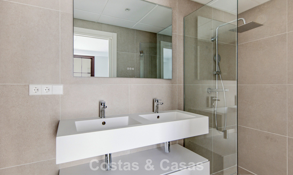 5 exclusieve geschakelde woningen te koop in het charmant oud-centrum van Estepona 805630