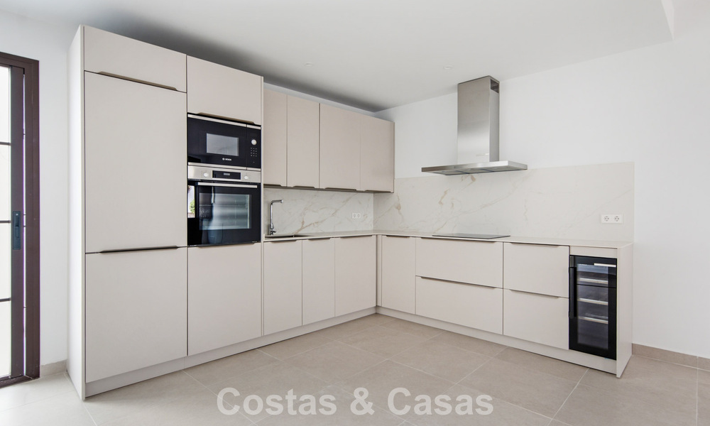 5 exclusieve geschakelde woningen te koop in het charmant oud-centrum van Estepona 805674