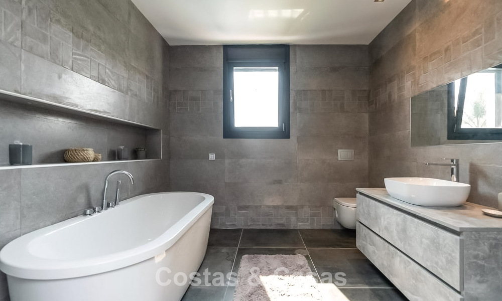 Moderne Spaanse villa met een groot zwembad te koop in Nueva Andalucia, Marbella 805945