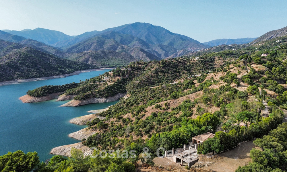 Luxe totaalrenovatieproject met privé-schiereiland en panoramisch zicht op het meer te koop in Istan, Marbella 805840
