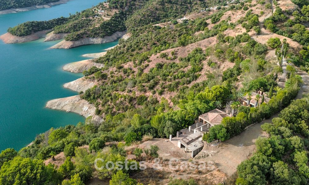 Luxe totaalrenovatieproject met privé-schiereiland en panoramisch zicht op het meer te koop in Istan, Marbella 805844