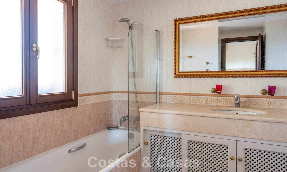 Ruime, Andalusische villa met zeezicht te koop in El Rosario, ten oosten van Marbella centrum 805960