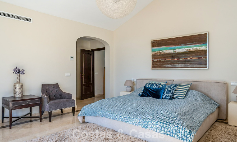 Ruime, Andalusische villa met zeezicht te koop in El Rosario, ten oosten van Marbella centrum 805967