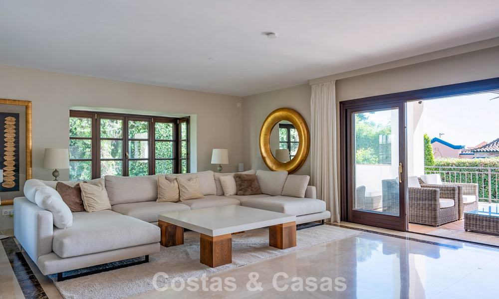 Ruime, Andalusische villa met zeezicht te koop in El Rosario, ten oosten van Marbella centrum 805972