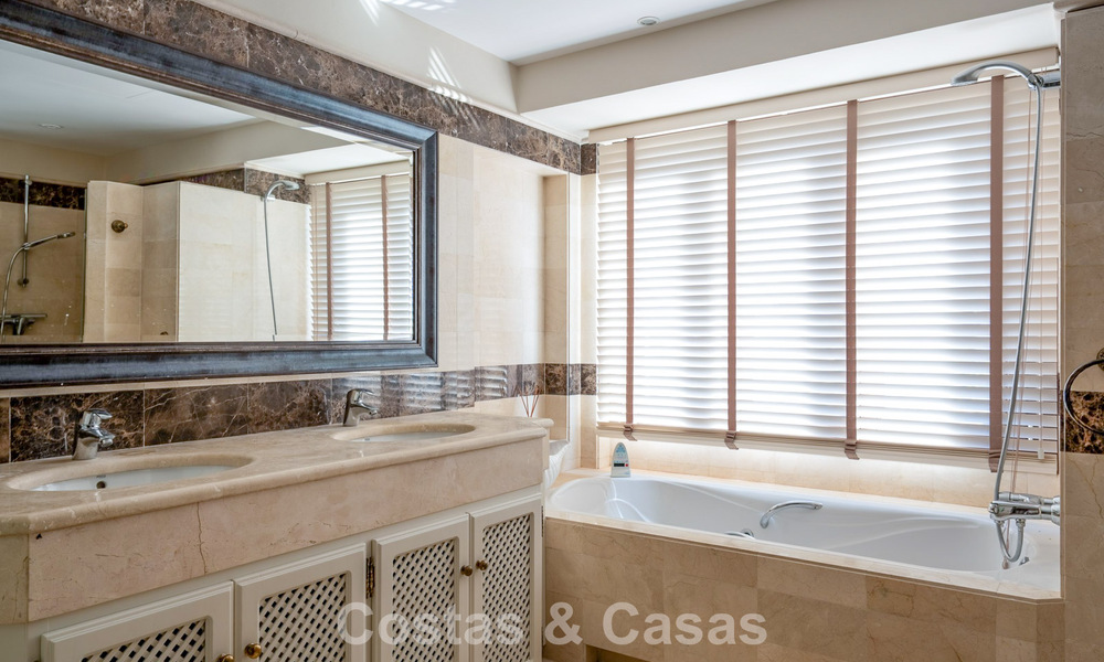 Ruime, Andalusische villa met zeezicht te koop in El Rosario, ten oosten van Marbella centrum 805973