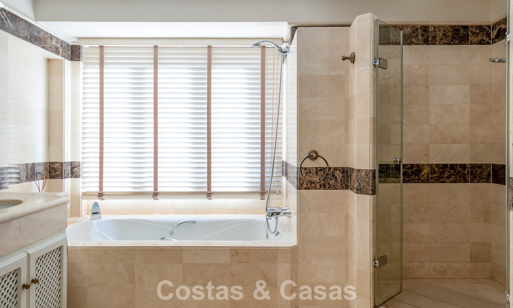 Ruime, Andalusische villa met zeezicht te koop in El Rosario, ten oosten van Marbella centrum 805974