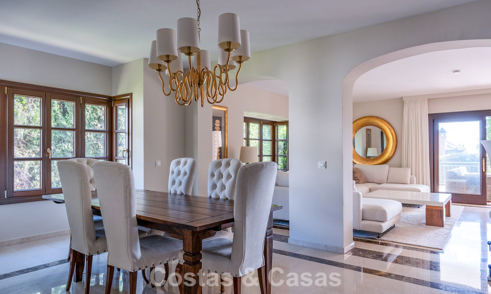 Ruime, Andalusische villa met zeezicht te koop in El Rosario, ten oosten van Marbella centrum 805984