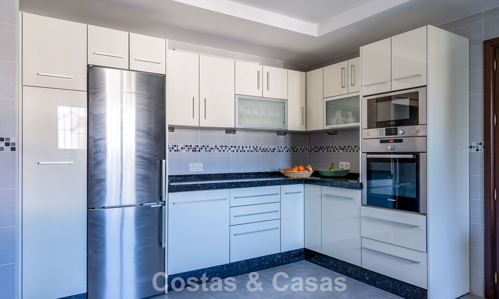 Ruime, Andalusische villa met zeezicht te koop in El Rosario, ten oosten van Marbella centrum 805986
