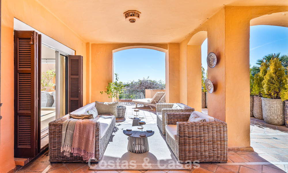 Volledig gerenoveerd appartement met panoramisch zeezicht te koop in de golfvallei van Nueva Andalucia, Marbella 806148