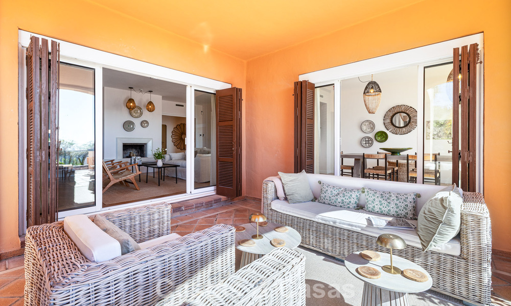 Volledig gerenoveerd appartement met panoramisch zeezicht te koop in de golfvallei van Nueva Andalucia, Marbella 806149