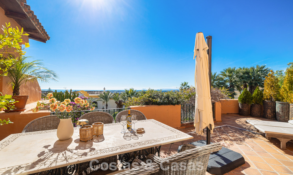 Volledig gerenoveerd appartement met panoramisch zeezicht te koop in de golfvallei van Nueva Andalucia, Marbella 806151