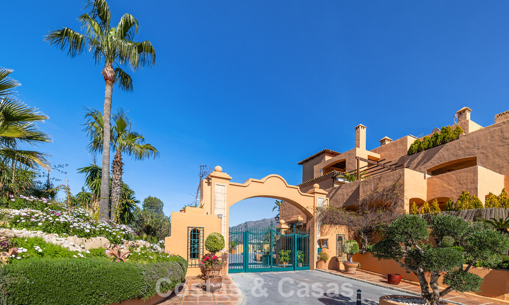 Volledig gerenoveerd appartement met panoramisch zeezicht te koop in de golfvallei van Nueva Andalucia, Marbella 806152