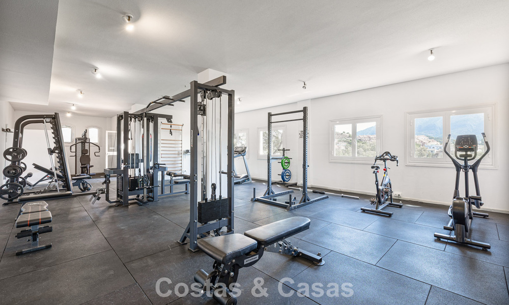 Volledig gerenoveerd appartement met panoramisch zeezicht te koop in de golfvallei van Nueva Andalucia, Marbella 806154
