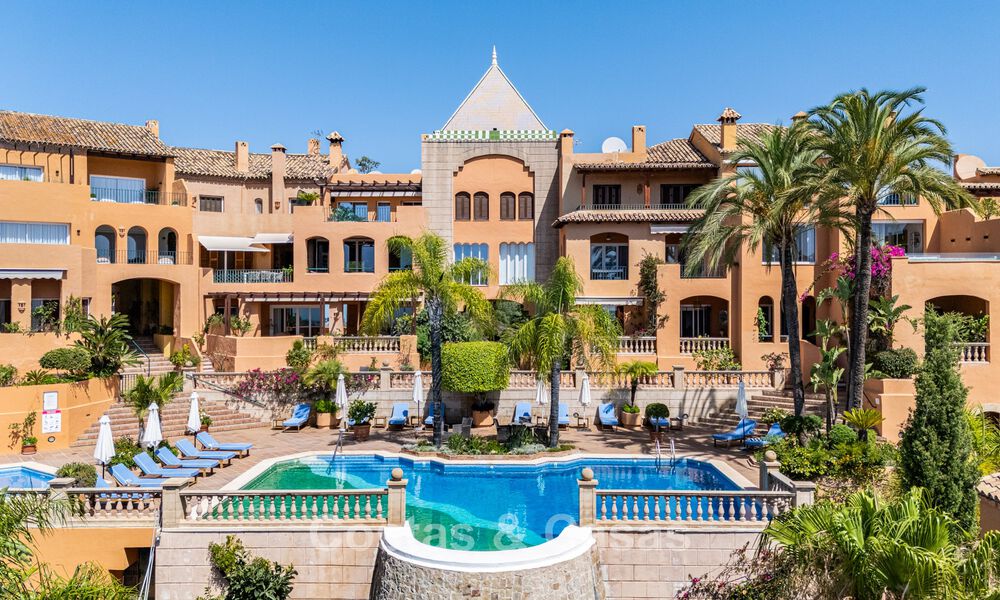 Volledig gerenoveerd appartement met panoramisch zeezicht te koop in de golfvallei van Nueva Andalucia, Marbella 806157