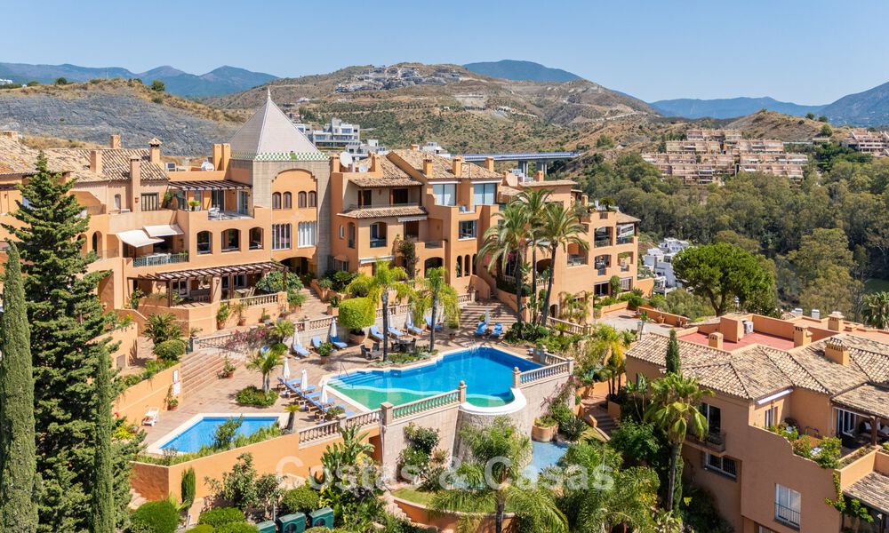 Volledig gerenoveerd appartement met panoramisch zeezicht te koop in de golfvallei van Nueva Andalucia, Marbella 806160