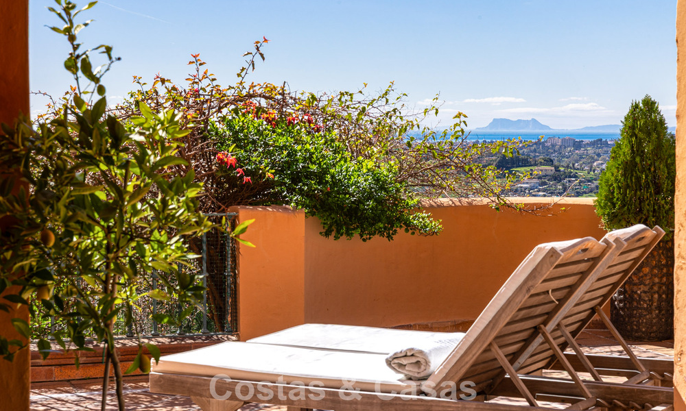 Volledig gerenoveerd appartement met panoramisch zeezicht te koop in de golfvallei van Nueva Andalucia, Marbella 806163
