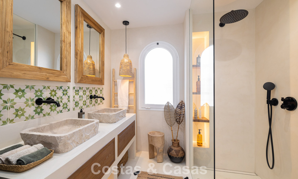 Volledig gerenoveerd appartement met panoramisch zeezicht te koop in de golfvallei van Nueva Andalucia, Marbella 806175