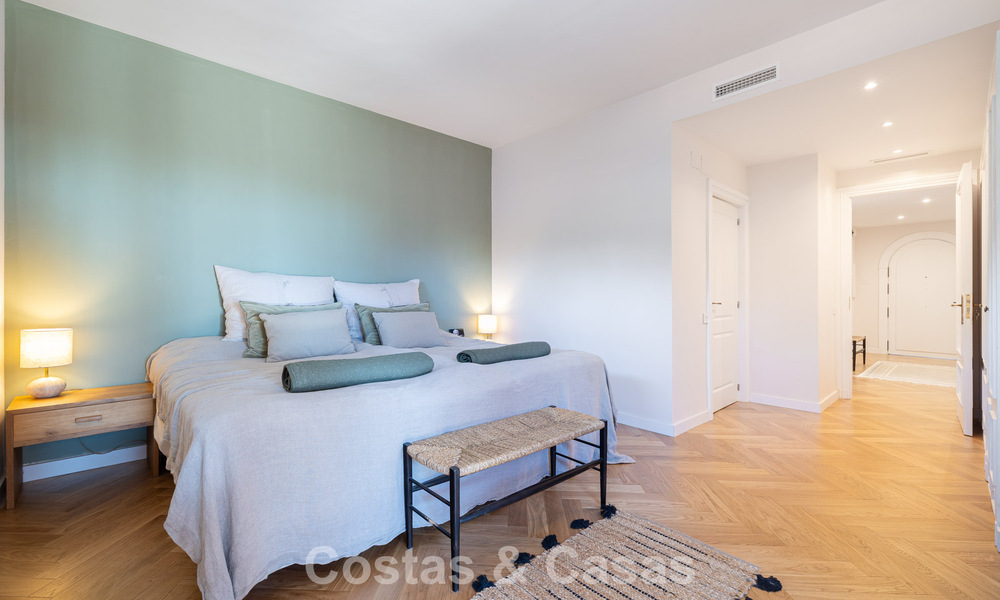 Volledig gerenoveerd appartement met panoramisch zeezicht te koop in de golfvallei van Nueva Andalucia, Marbella 806179