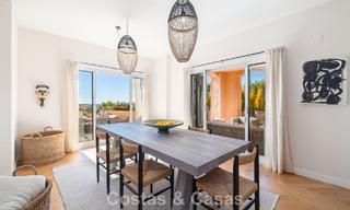 Volledig gerenoveerd appartement met panoramisch zeezicht te koop in de golfvallei van Nueva Andalucia, Marbella 806185 
