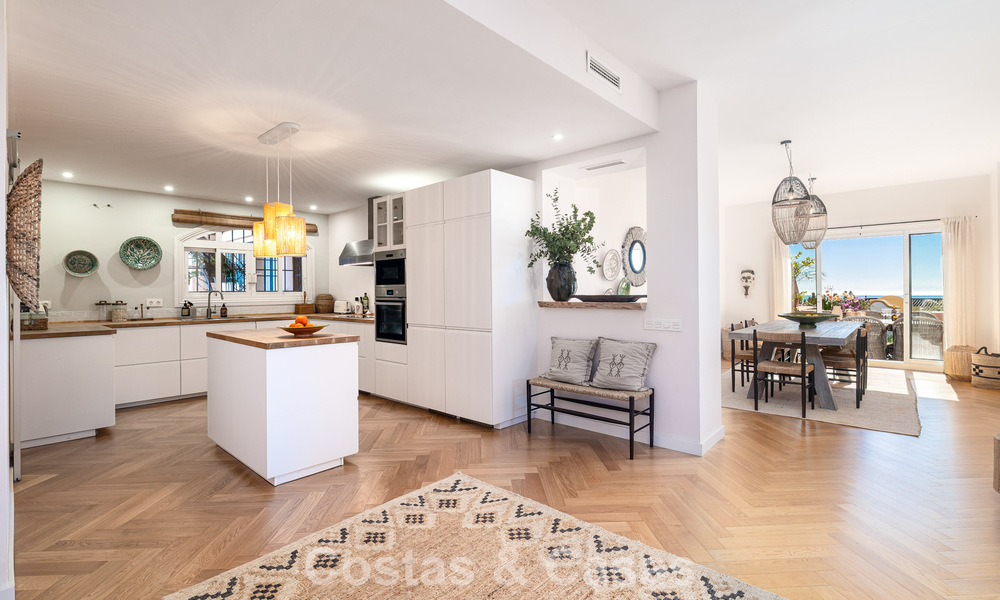 Volledig gerenoveerd appartement met panoramisch zeezicht te koop in de golfvallei van Nueva Andalucia, Marbella 806186