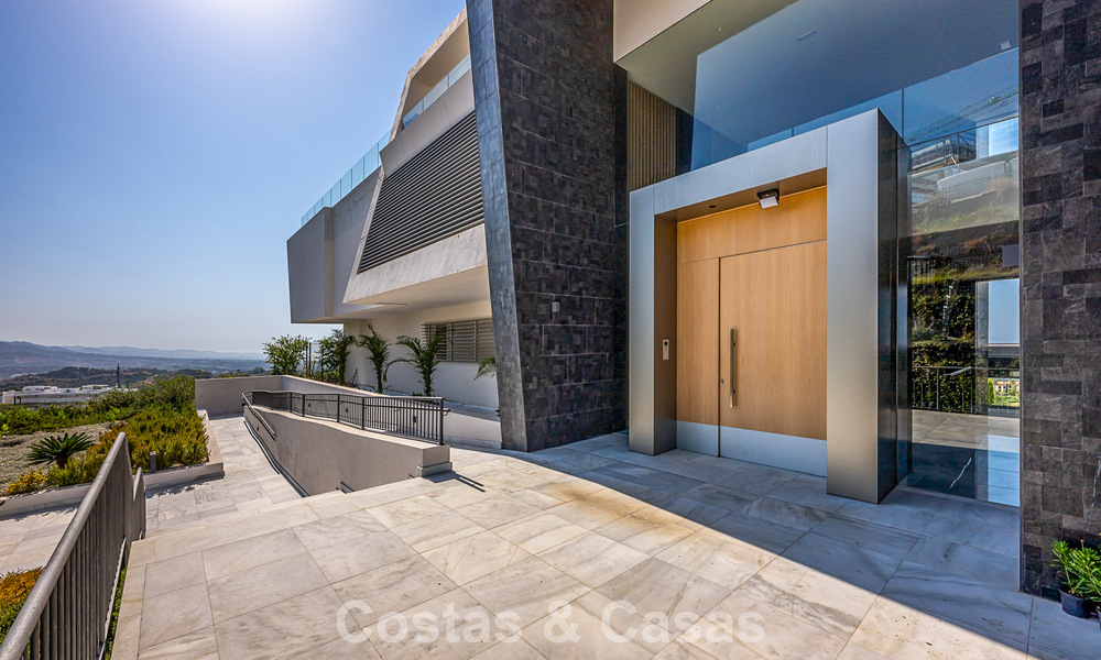 First-class apartment with panoramic sea views for sale in a gated boutique development in Marbella - Benahavís 806697