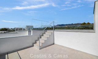 Gloednieuw, modern luxe duplex penthouse met zwembad en zeezicht te koop aan de golfbaan in Oost-Marbella 806340 