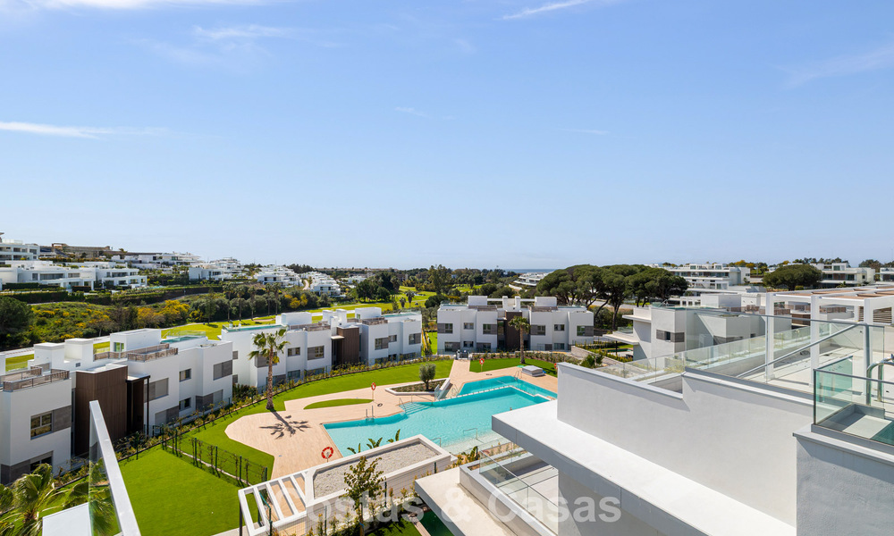 Gloednieuw, modern luxe duplex penthouse met zwembad en zeezicht te koop aan de golfbaan in Oost-Marbella 806341