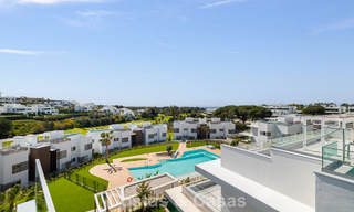 Gloednieuw, modern luxe duplex penthouse met zwembad en zeezicht te koop aan de golfbaan in Oost-Marbella 806341 