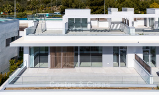 Gloednieuw, modern luxe duplex penthouse met zwembad en zeezicht te koop aan de golfbaan in Oost-Marbella 806342 