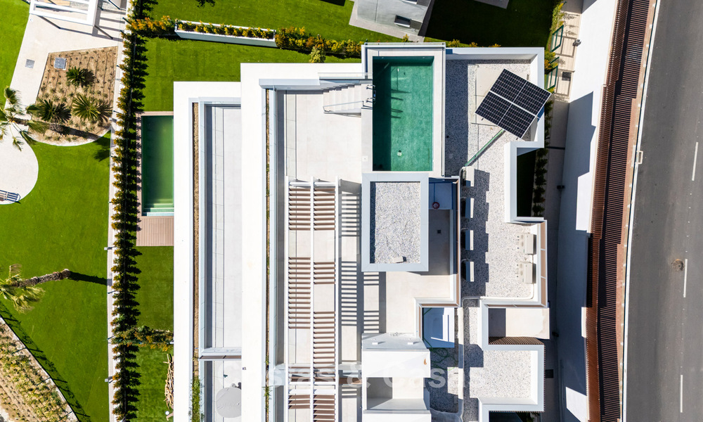 Gloednieuw, modern luxe duplex penthouse met zwembad en zeezicht te koop aan de golfbaan in Oost-Marbella 806343