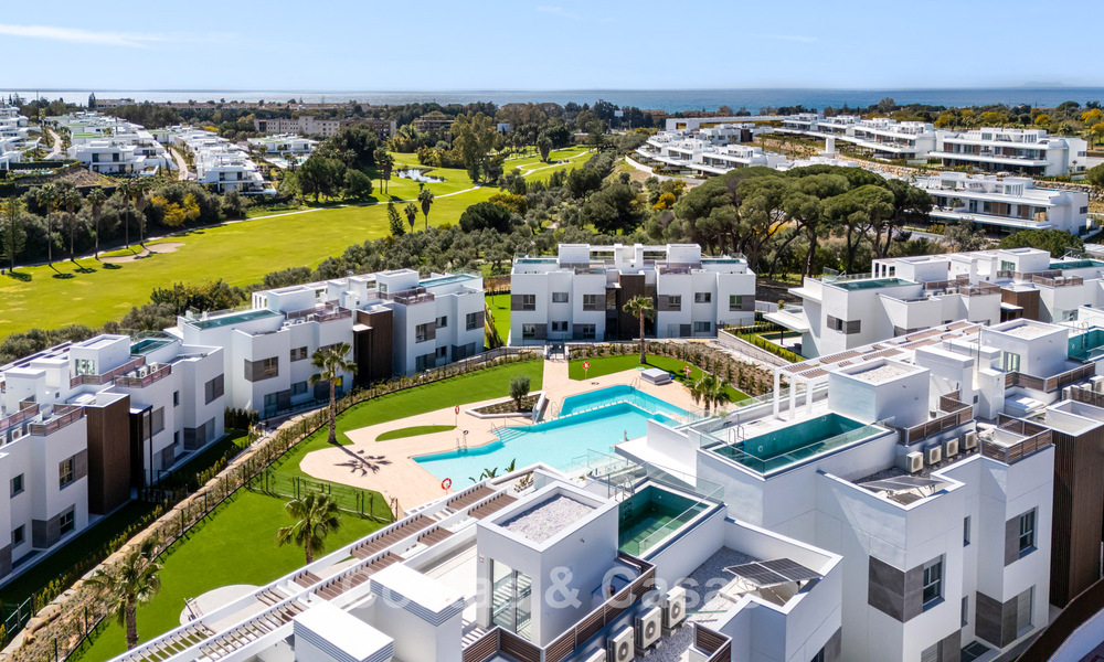 Gloednieuw, modern luxe duplex penthouse met zwembad en zeezicht te koop aan de golfbaan in Oost-Marbella 806344