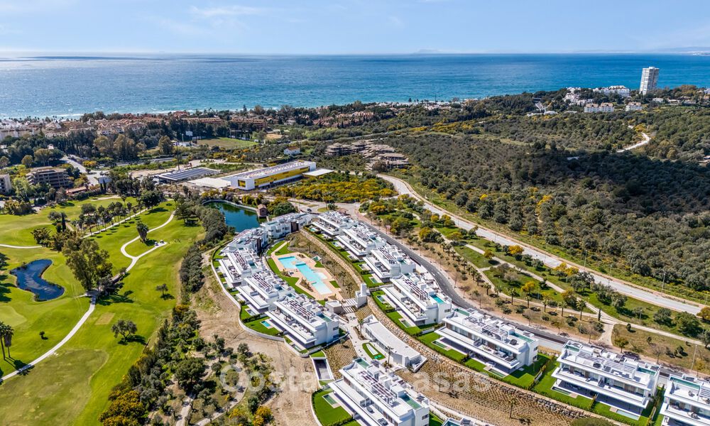 Gloednieuw, modern luxe duplex penthouse met zwembad en zeezicht te koop aan de golfbaan in Oost-Marbella 806346